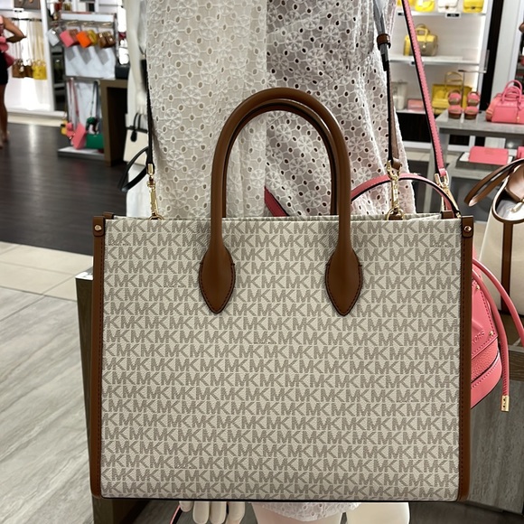 Michael Kors "Mirella" MD EW Tote Vanilla Shoulder Tote
35F2G7ZT2B - NWT - Picture 6 of 16